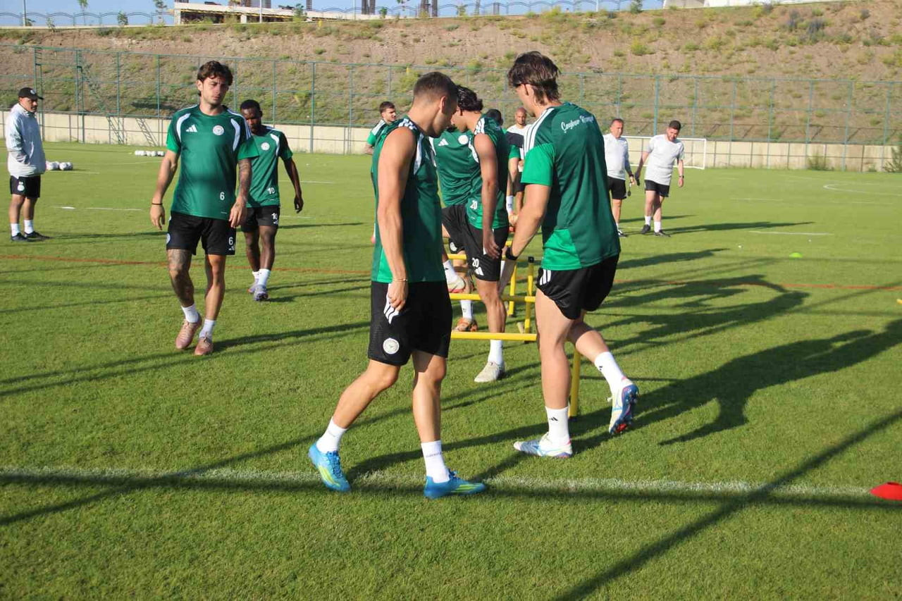 ÇAYKUR RİZESPOR, YENİ SEZON HAZIRLIKLARINI ERZURUM PALANDÖKEN YÜKSEK İRTİFA KAMP MERKEZİ'NDE...