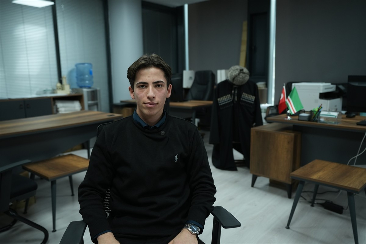 Çeçenistan'daki savaş nedeniyle aileleri Türkiye'ye göç etmek zorunda kalan Akhmed Megieva, AA...