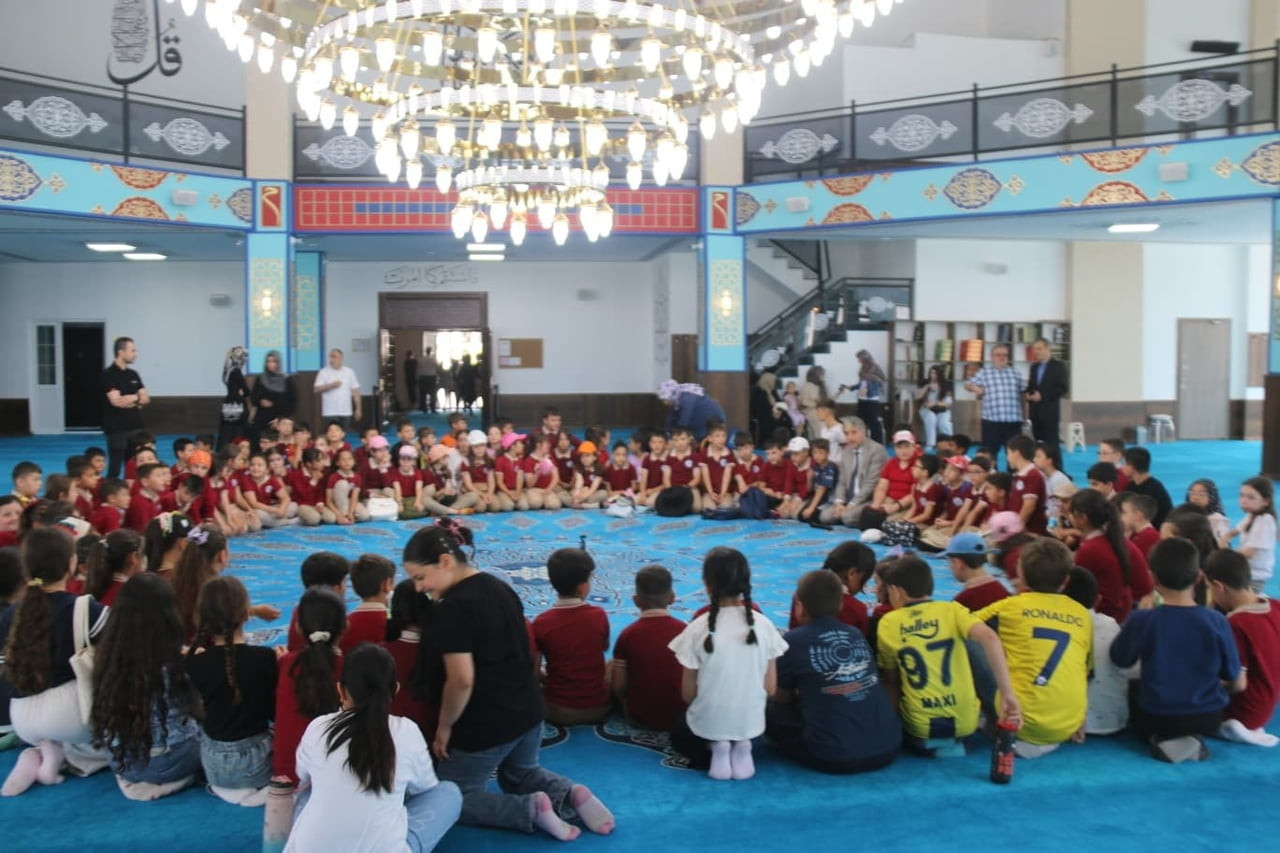 ÇEDES KAPSAMINDA HİRA KÜLLİYESİ’NDE ÇOCUK ŞENLİĞİ DÜZENLENDİ