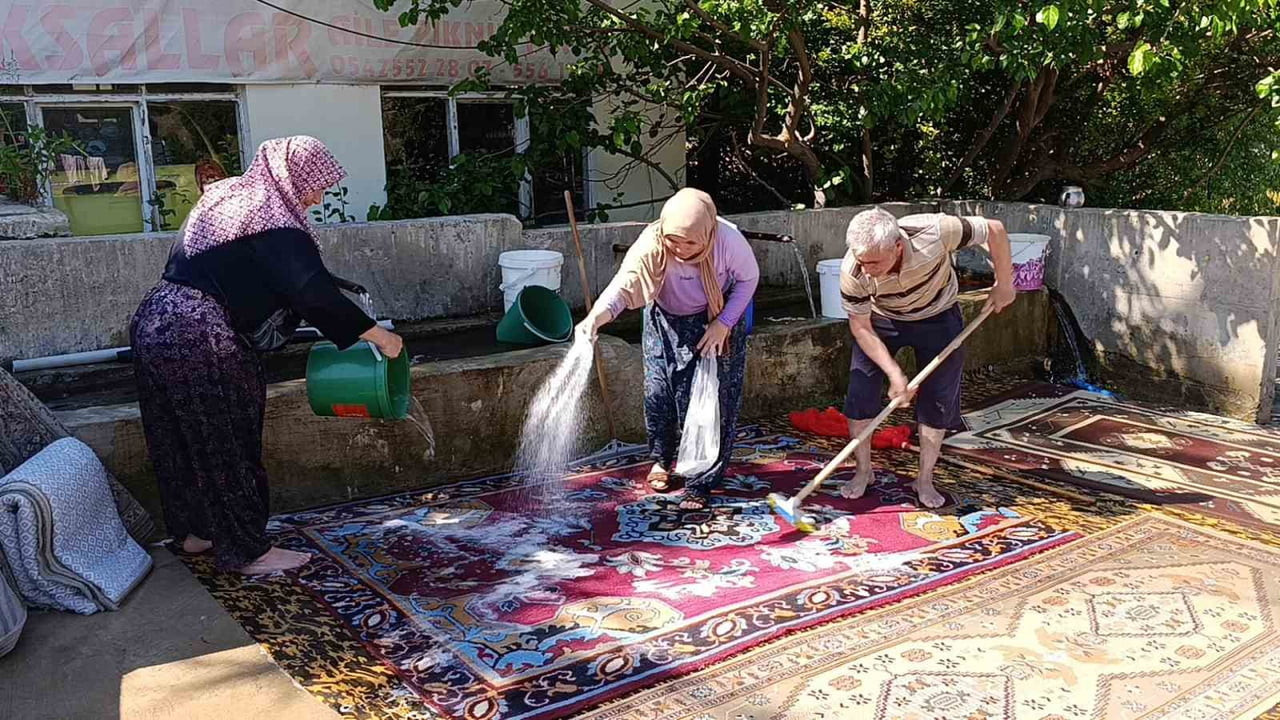 ÇEKEREK İLÇESİ KAYALAR KÖYÜNDE VATANDAŞLARIN GELENEKSEL YÖNTEMLERLE HALI YIKAMA MESAİSİ...
