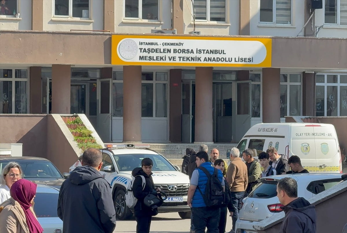 Çekmeköy'de 2 öğretmeni ile bir öğrenciyi bıçakla yaralayan lise öğrencisi gözaltına...