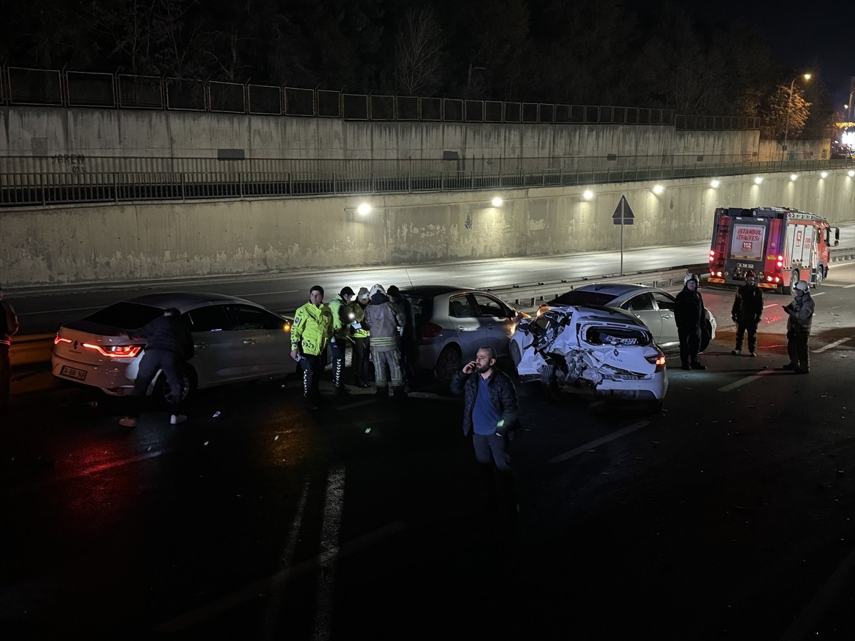 Çekmeköy'de 7 aracın karıştığı zincirleme trafik kazasında 7 kişi yaralandı.