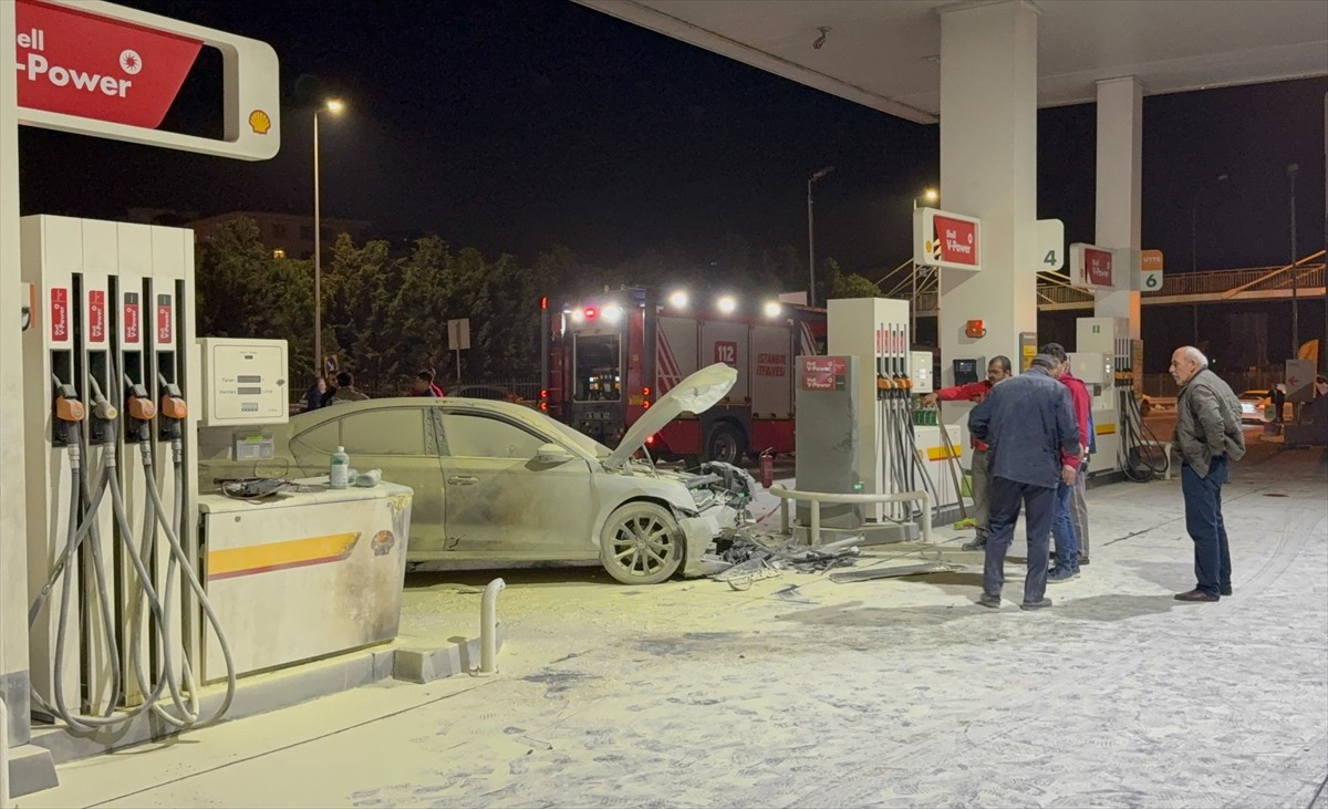 Çekmeköy'de benzinlikten yakıt alan otomobile çarpan araçta çıkan yangın söndürüldü. Yangın...