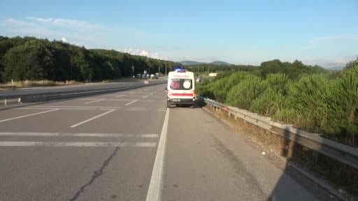 Çekmeköy'de kontrolden çıkan hafif ticari araç yol kenarına uçtu: 2 yaralı