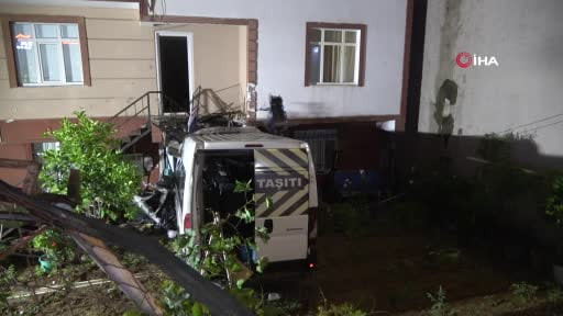 Çekmeköy'de servis minibüsü evin bahçesine uçtu: 1 yaralı