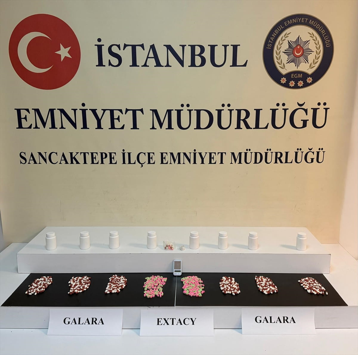 Çekmeköy'de uyuşturucu madde ticareti yaptığı gerekçesiyle gözaltına alınan şüpheli tutuklandı....