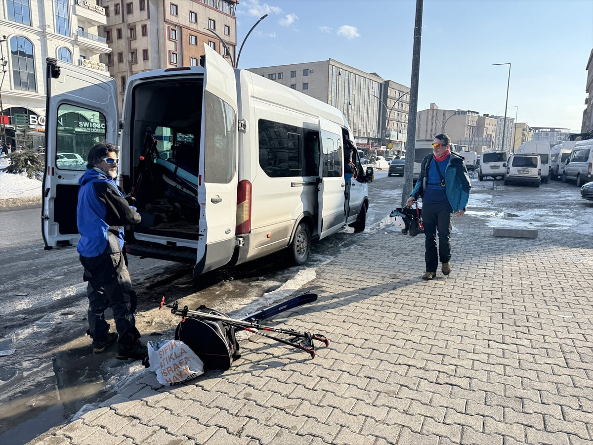 Çekya ve İsviçre'den Hakkari'ye gelen 16 dağcı, Türkiye'nin en yüksek ikinci zirvesi olan...