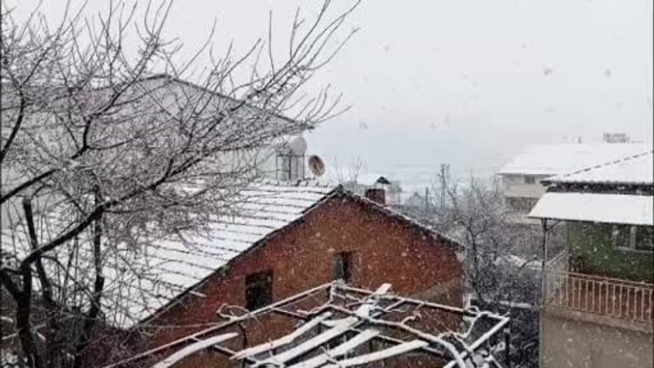 Çelikhan’da Nisan ayında beklenmedik kar yağışı