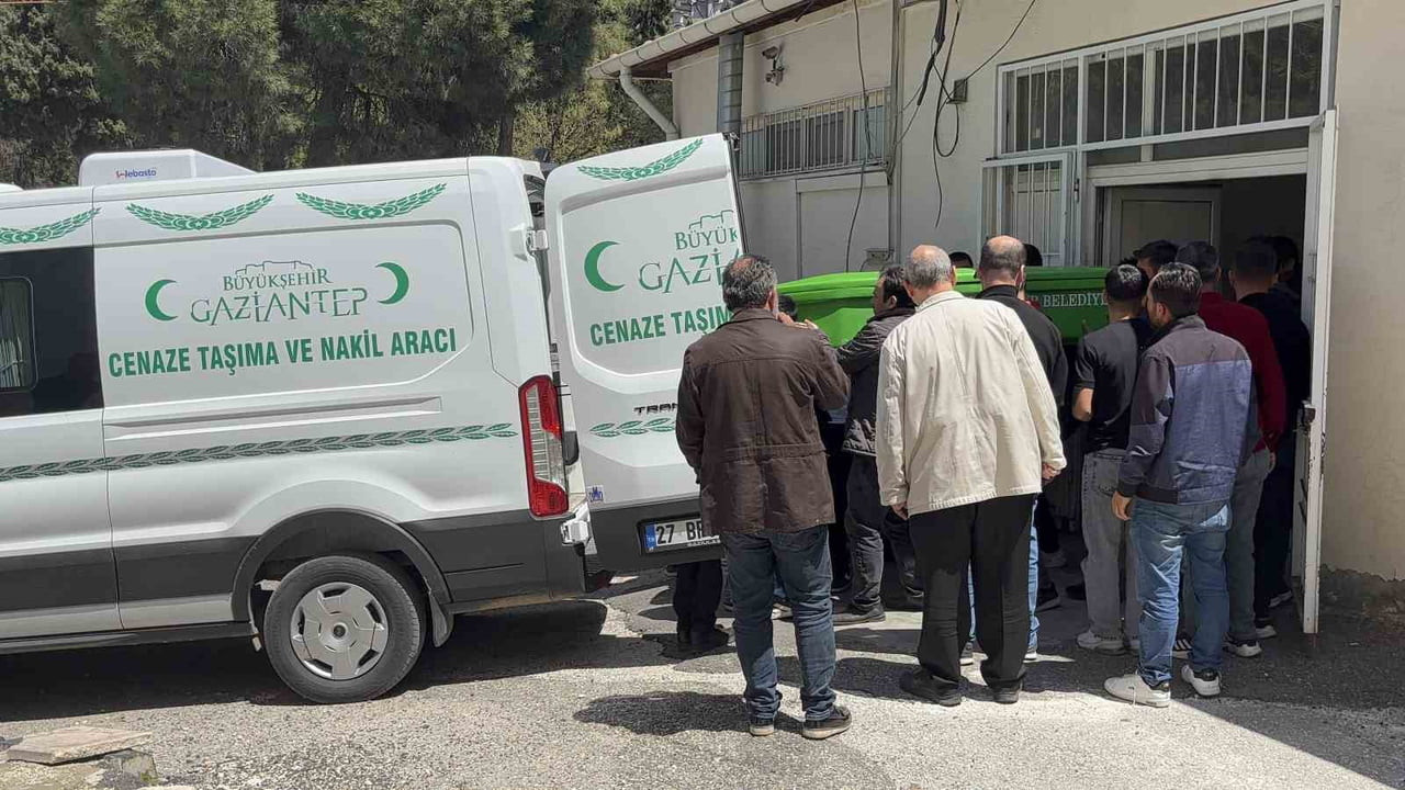 CENAZE, GAZİANTEP ADLİ TIP KURUMU'NDA TAMAMLANAN İŞLEMLERİN ARDINDAN ASRİ MEZARLIK'TA DEFNEDİLMEK...