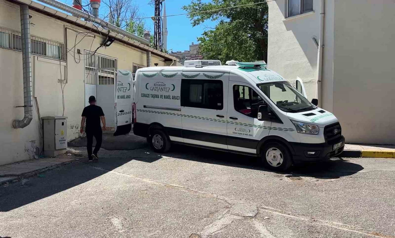 CENAZE, GAZİANTEP ADLİ TIP KURUMU'NDA TAMAMLANAN İŞLEMLERİN ARDINDAN DEFNEDİLMEK ÜZERE YAKINLARINA...