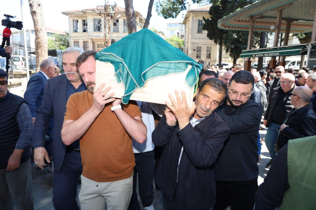 CENAZEDE BABA ALİ USLU(SAĞDAKİ) KIZININ TABUTUNU TAŞIDI.