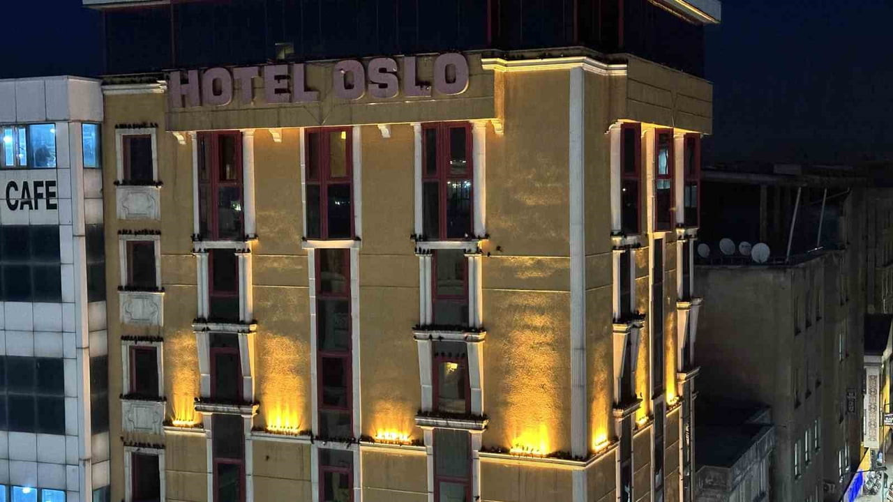 CENGİZ TOPEL CADDESİ ÜZERİNDE YER ALAN BİR OTEL İLE YANINDAKİ İŞ MERKEZİNİN DIŞ CEPHESİ...