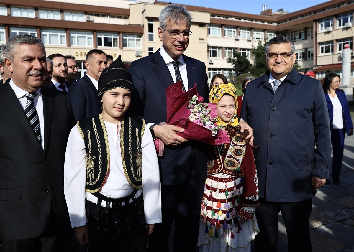 Çeşitli programlara katılmak üzere Sinop’ta gelen Sağlık Bakan Kemal Memişoğlu, Valiliği ziyaret...