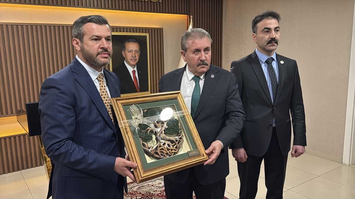 Çeşitli ziyaretlerde bulunmak üzere Karabük'e gelen Büyük Birlik Partisi (BBP) Genel Başkanı...