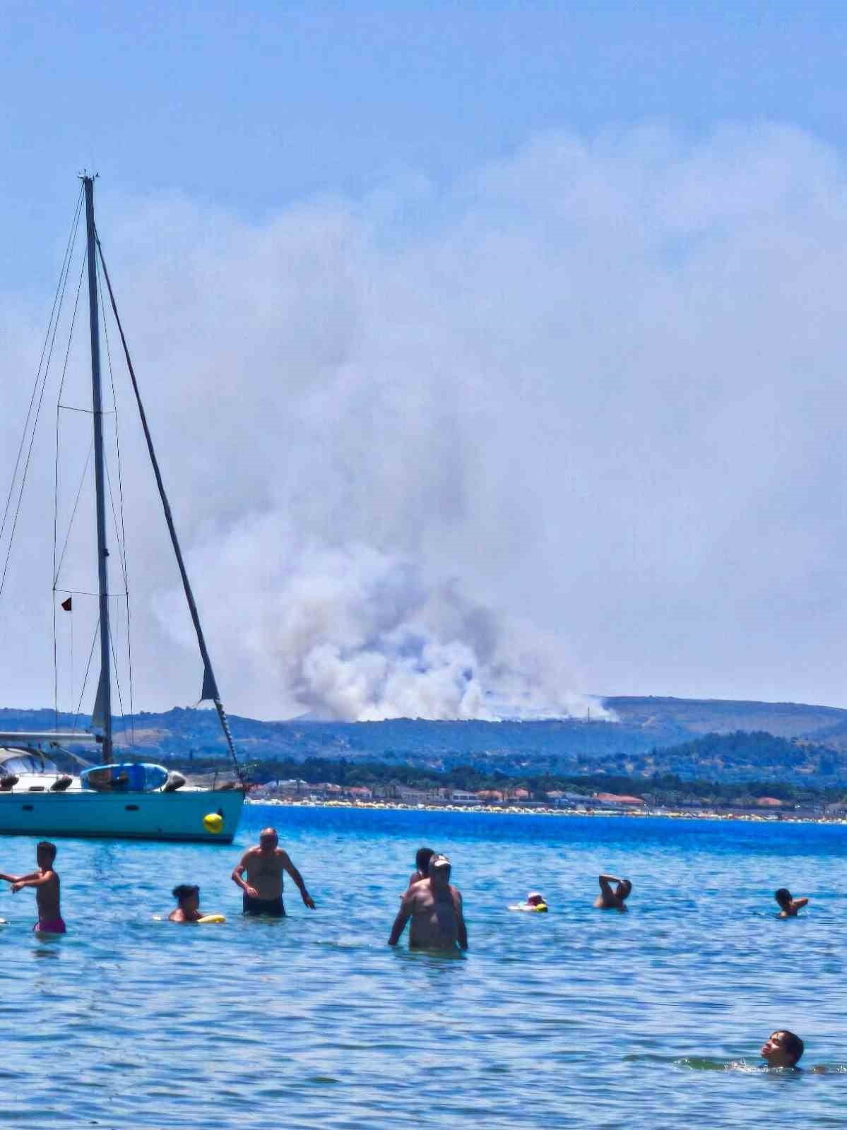 ÇEŞME İLÇESİNDE ÇÖPLÜKTE BAŞLAYAN YANGIN, RÜZGARIN ETKİSİYLE OTLUK VE MAKİLİK ALANA...