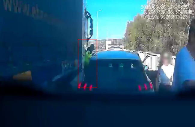 ÇEŞME İLÇESİNDE, OTOYOLDA YAKITI BİTEN BİR ARACA YARDIM ETMEK İÇİN DURAN OTOYOL JANDARMASI...