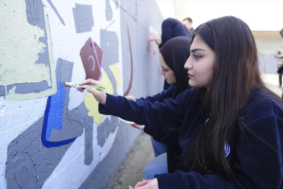 Cevizlibağ Atatürk Öğrenci Yurdu'nun duvarına 1-7 Mart Deprem Haftası etkinlikleri kapsamında...