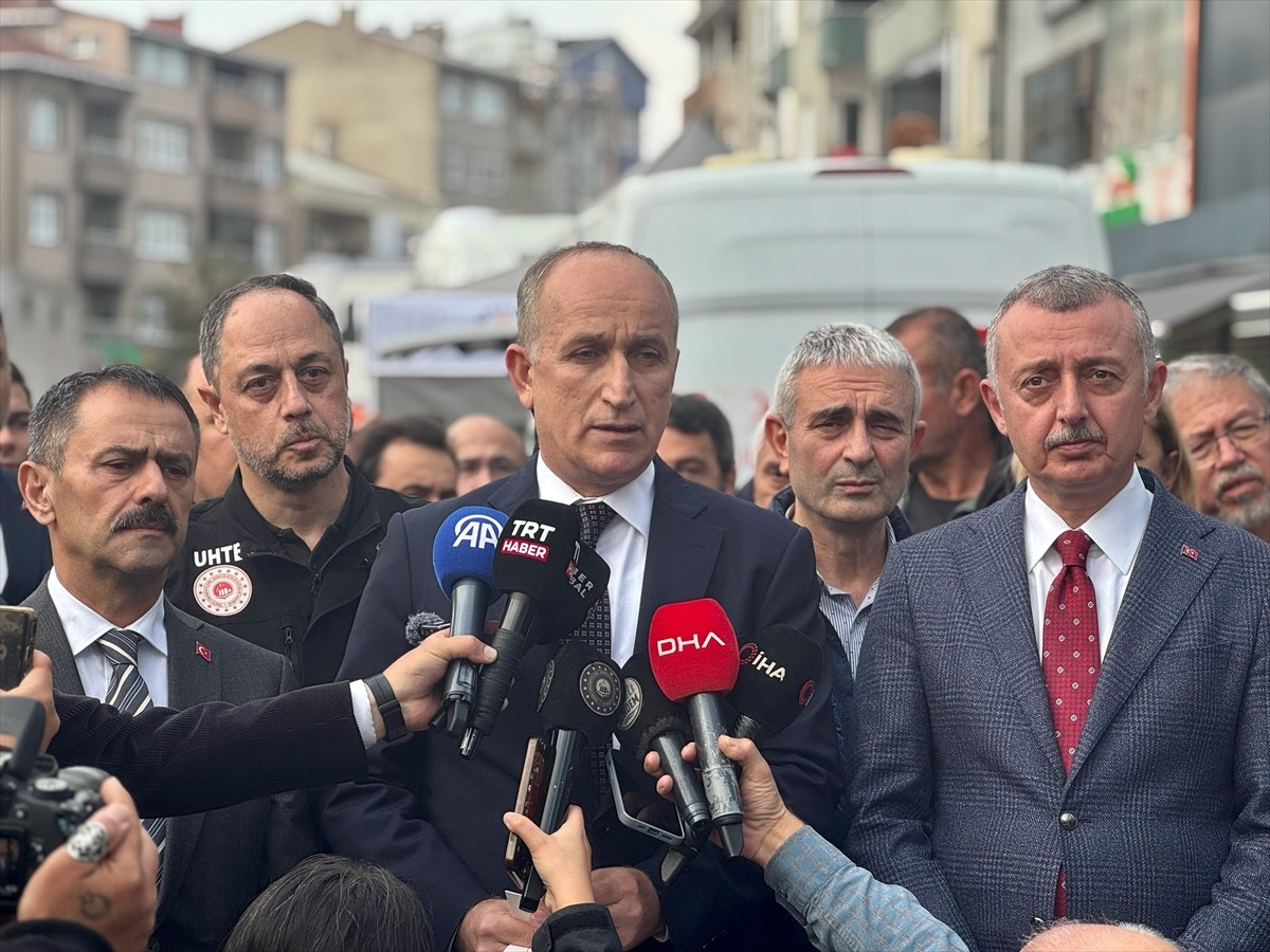 Çevre, Şehircilik ve İklim Değişikliği Bakan Yardımcısı Ömer Bulut, Gebze’de 7 katlı binanın...