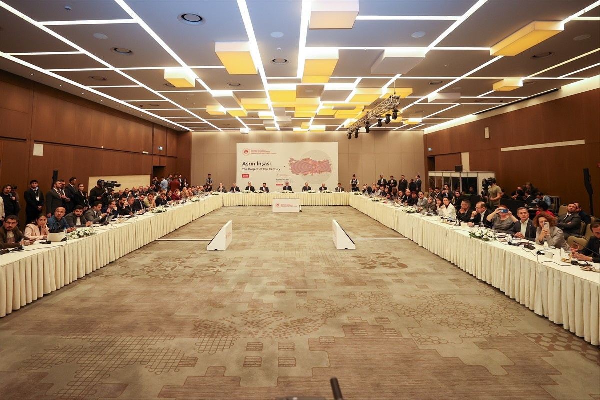 Çevre, Şehircilik ve İklim Değişikliği Bakanı Murat Kurum, Hatay'da bir otelde düzenlenen...