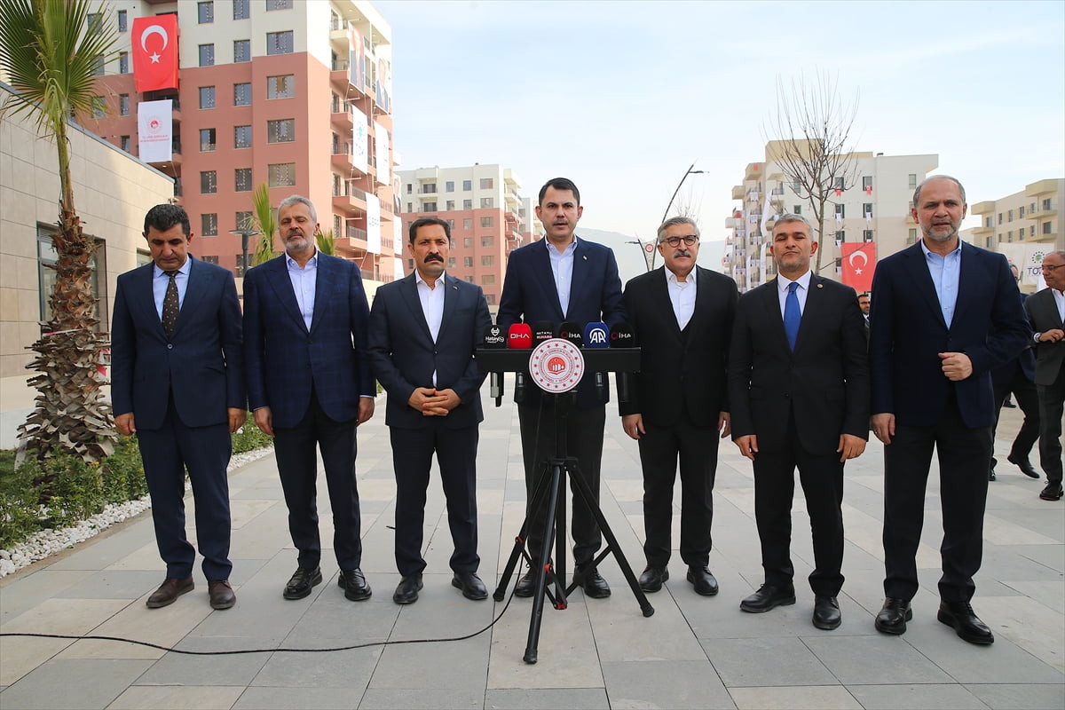 Çevre, Şehircilik ve İklim Değişikliği Bakanı Murat Kurum (ortada), merkez Antakya ilçesindeki...
