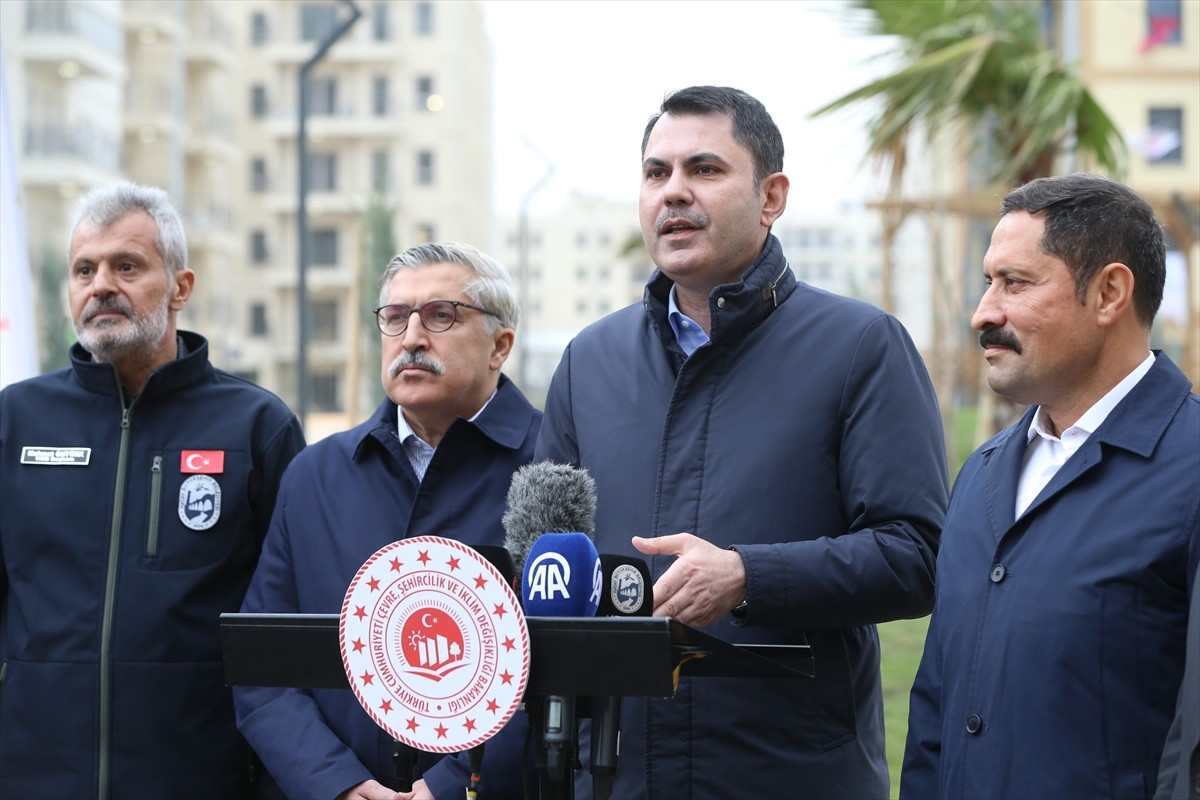 Çevre, Şehircilik ve İklim Değişikliği Bakanı Murat Kurum (sağ 2), Hatay'ın merkez Antakya...