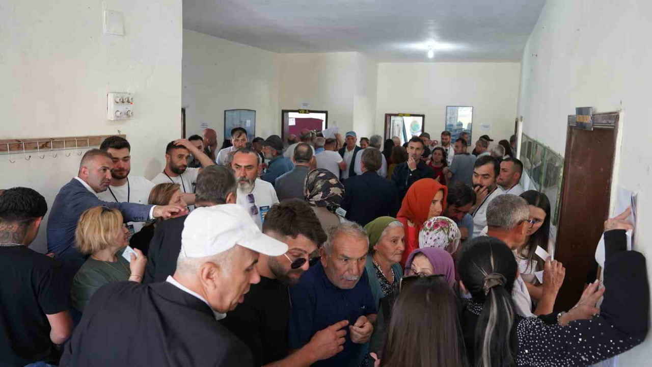 ÇEVRECİK’TE SEÇMENLER, YENİ BELEDİYE BAŞKANI VE MECLİS ÜYELERİNİ BELİRLEMEK ÜZERE SABAH...