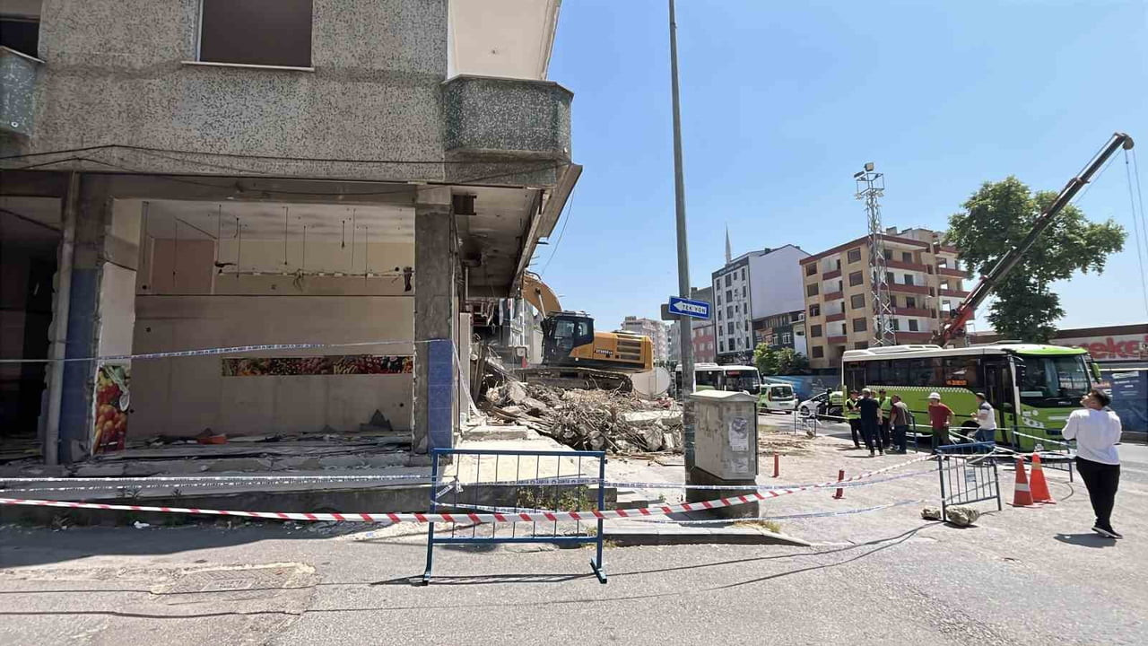ÇEVREDEKİ 22 RİSKLİ YAPININ DÖNÜŞÜM SÜRECİNDE İLK YIKIM GERÇEKLEŞTİRİLDİ.