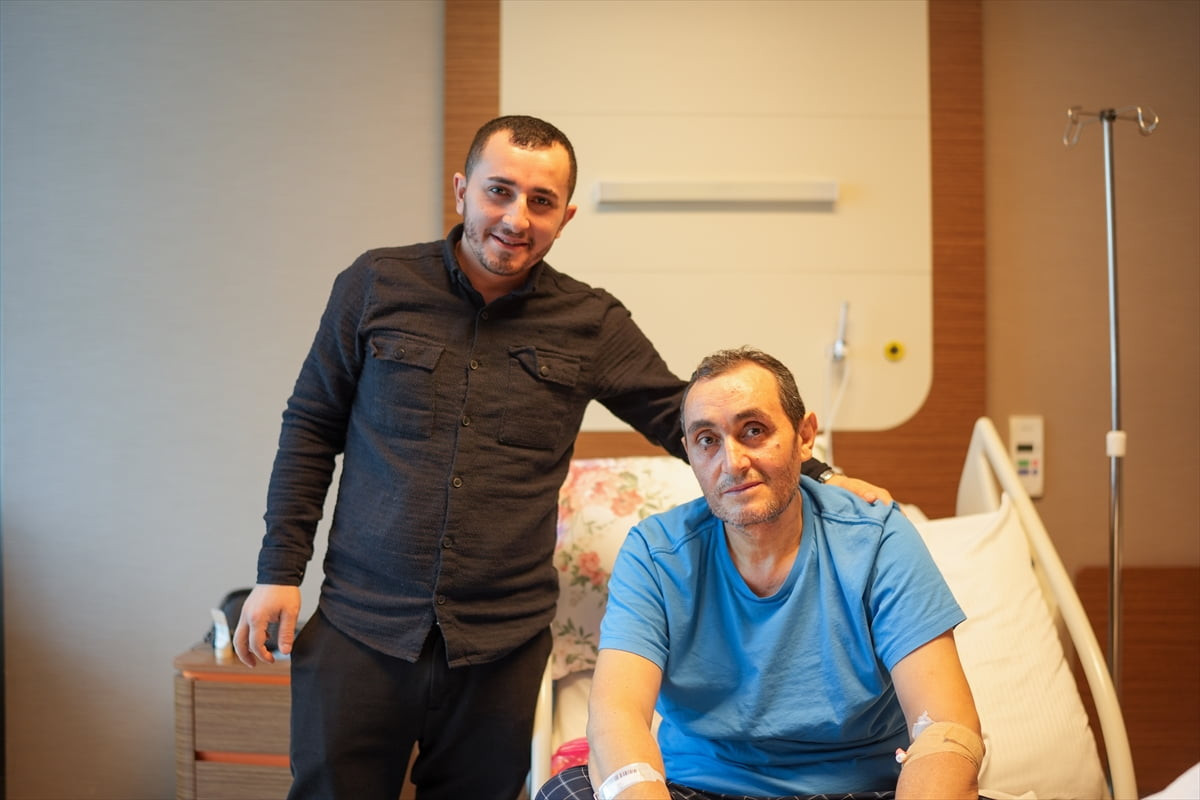 Çevresinin tepkilerine aldırış etmeden kayınpederine karaciğer dokusunu vererek hayata tutunmasını...