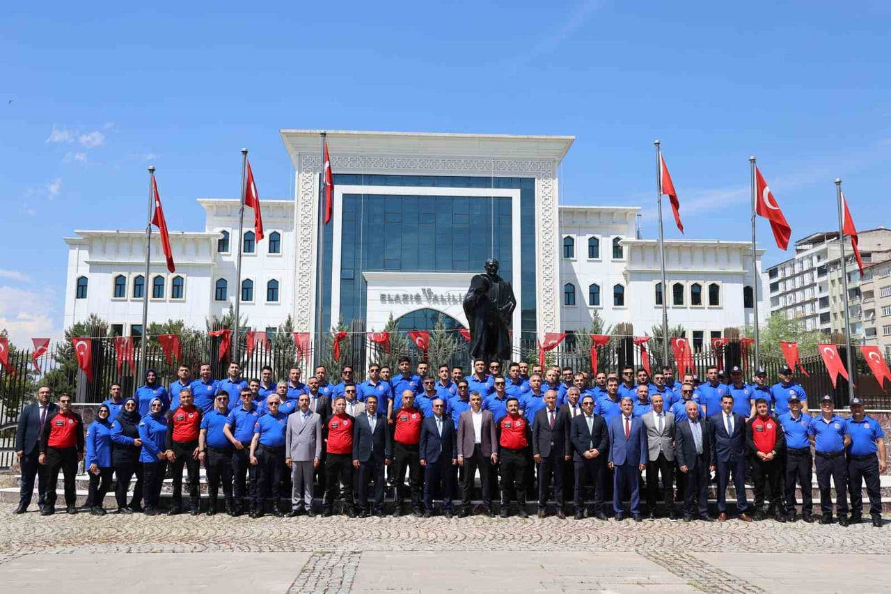 CEZA İNFAZ PERSONELİNİN ÖZEL GÜNÜ, VALİLİK MEYDANI'NDA DÜZENLENEN TÖRENLE KUTLANDI
