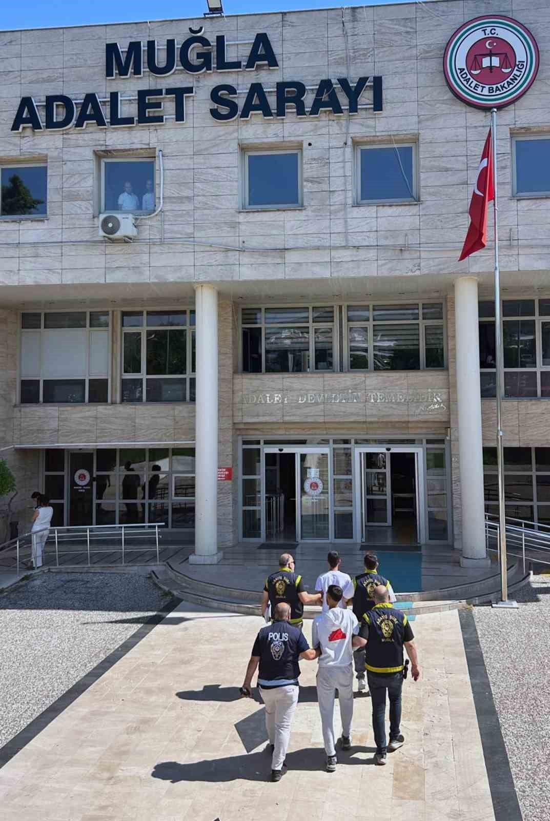 CEZAEVİ FİRARİSİ ÇALDIĞI MOTOSİKLETTE YAKALANDI