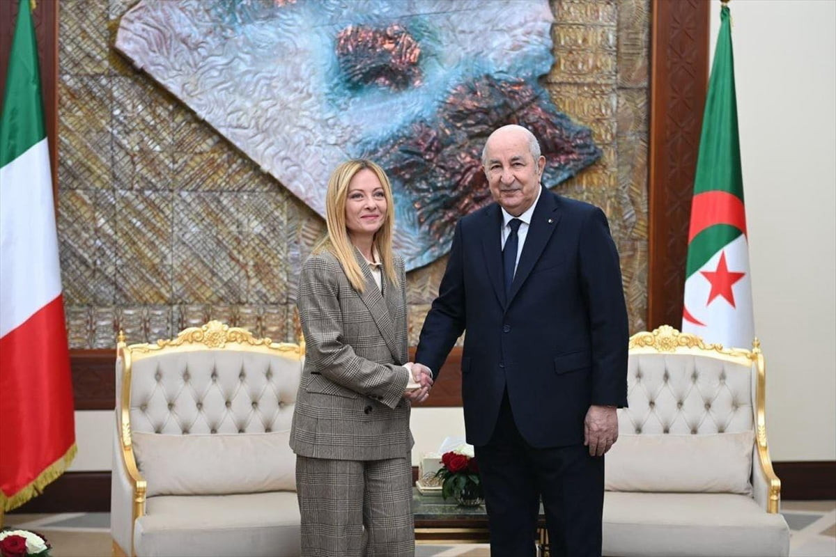 Cezayir Cumhurbaşkanı Abdülmecid Tebbun (sağda) ülkeye "çalışma ve dostluk ziyareti"...