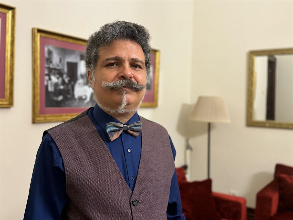 Charlie Chaplin'in sessiz filmlerine canlı performansıyla eşlik eden piyanist ve besteci Hakan Ali...
