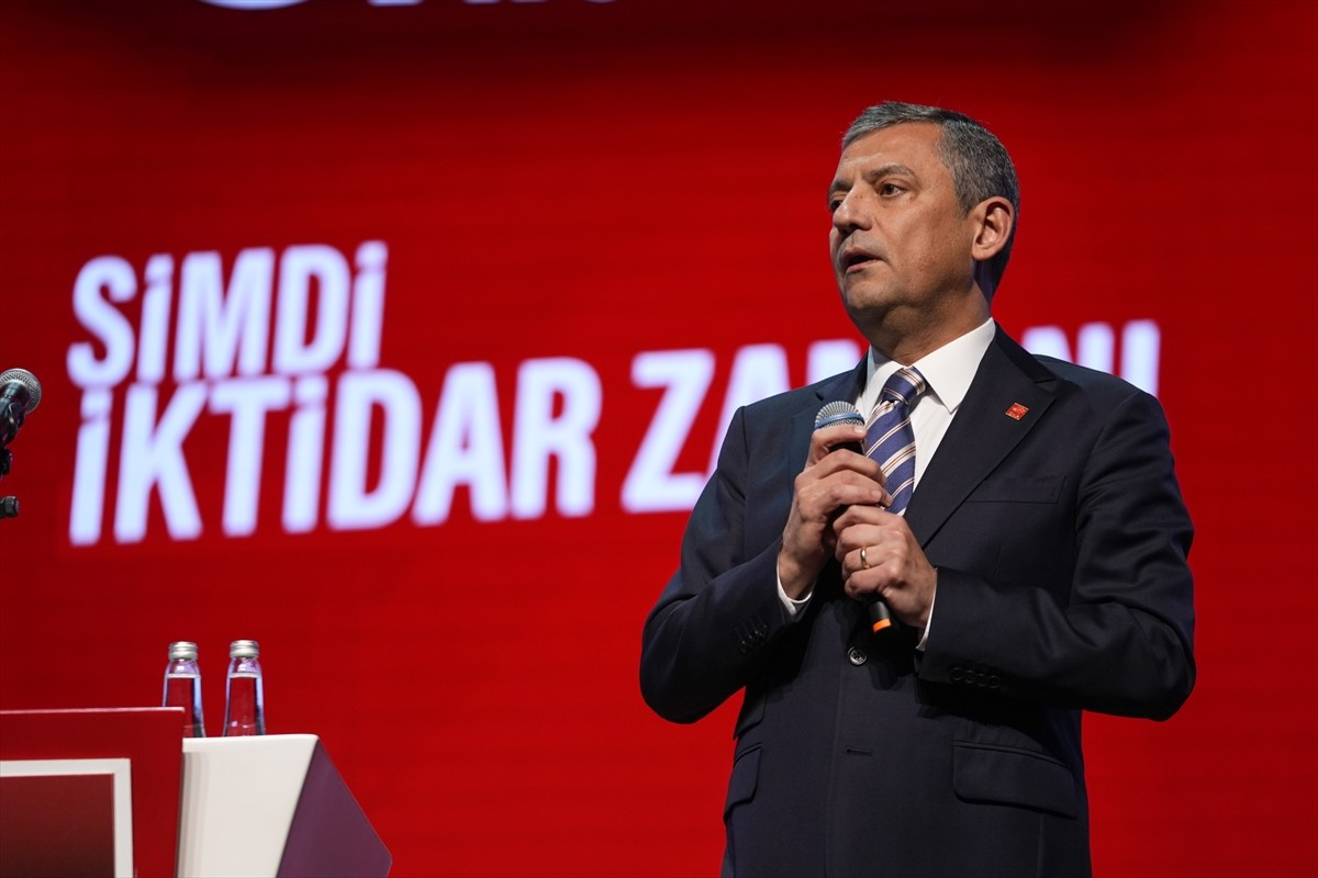 CHP 39. Olağan Kurultayı ikinci gün çalışmalarını tamamladı. Genel başkanlık için 2 saat süren...