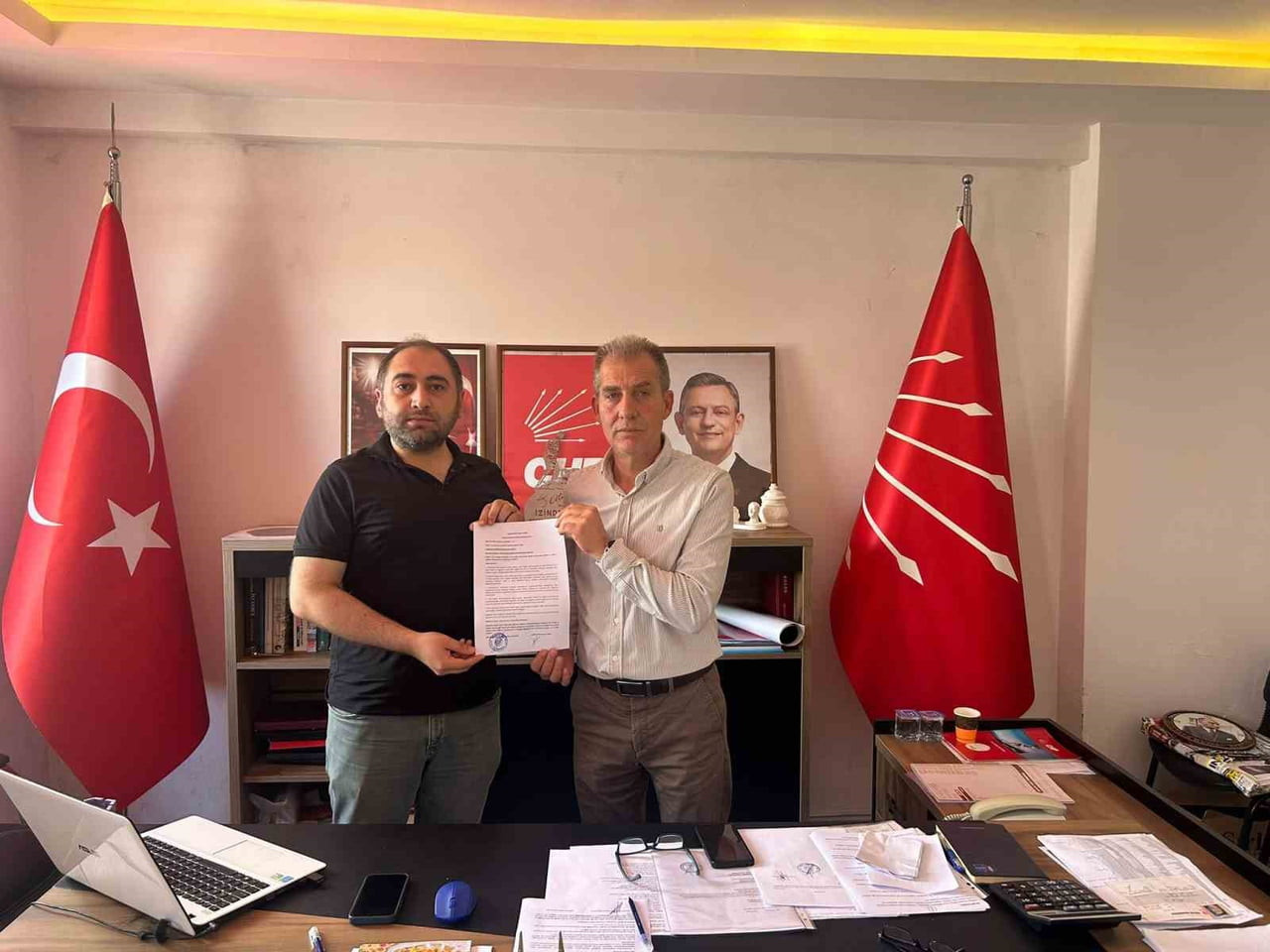 CHP AYVALIK İLÇE BAŞKANI HÜSEYİN ŞALMANLI (SAĞDA) BERABERİNDE AVUKATI MUHAREM SAYGI İLE...