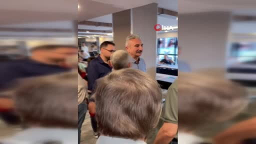 CHP Bursa İl Başkanı Yeşiltaş'ın görevden alınıp yerine Turgut Özkan'ın gelmesi üzerine partililer...