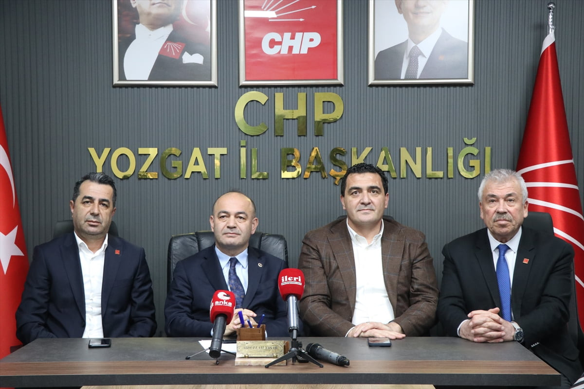 CHP Genel Başkan yardımcıları Özgür Karabat (sol2) ve Ulaş Karasu, (sağ2) Yozgat'ta partililerle...