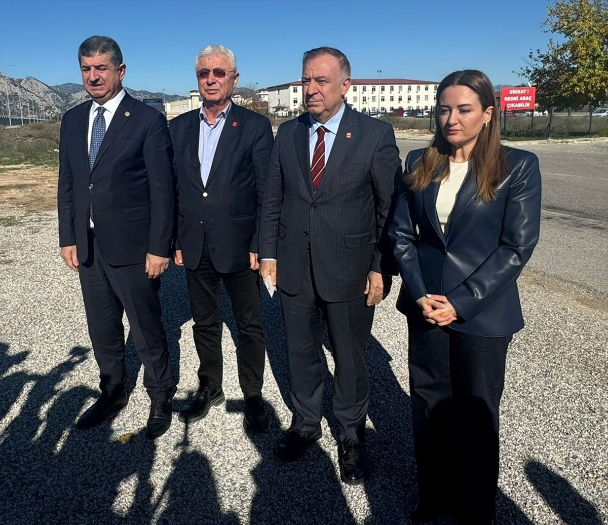 CHP Genel Başkan Yardımcısı Gökan Zeybek (sağ 2), "rüşvet" soruşturması kapsamında tutuklanan ve...