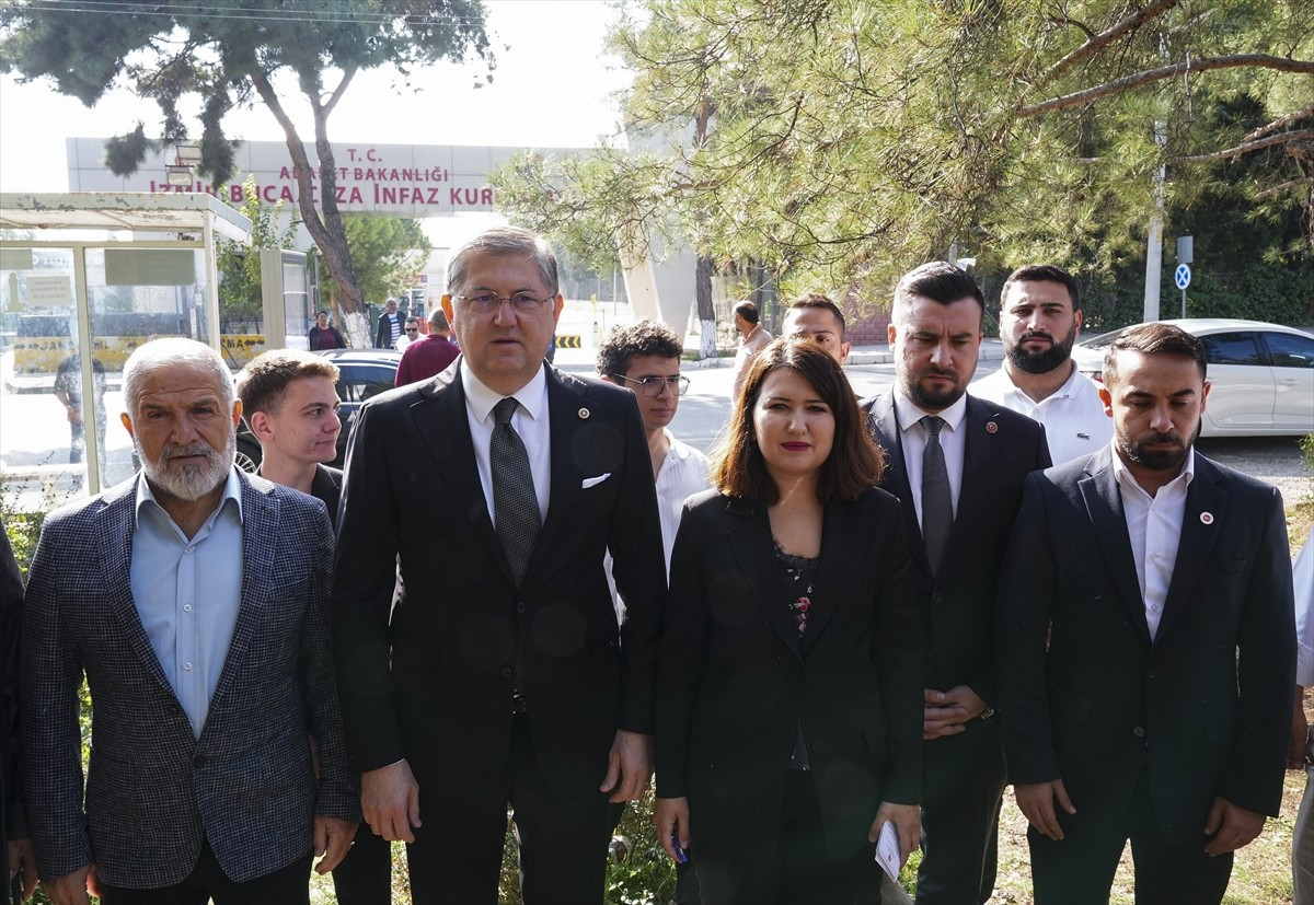 CHP Genel Başkan Yardımcısı Gökçe Gökçen (sol 3), İzmir'de Buca Ceza İnfaz Kurumu'nda tutuklu...