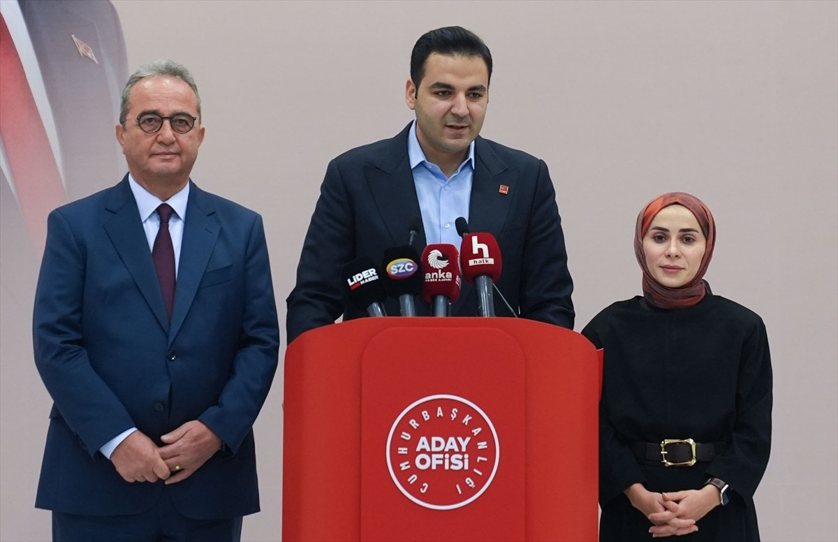 CHP Genel Başkan Yardımcısı Sevgi Kılıç (sağda), partisinin Cumhurbaşkanlığı Aday Ofisi'nde...