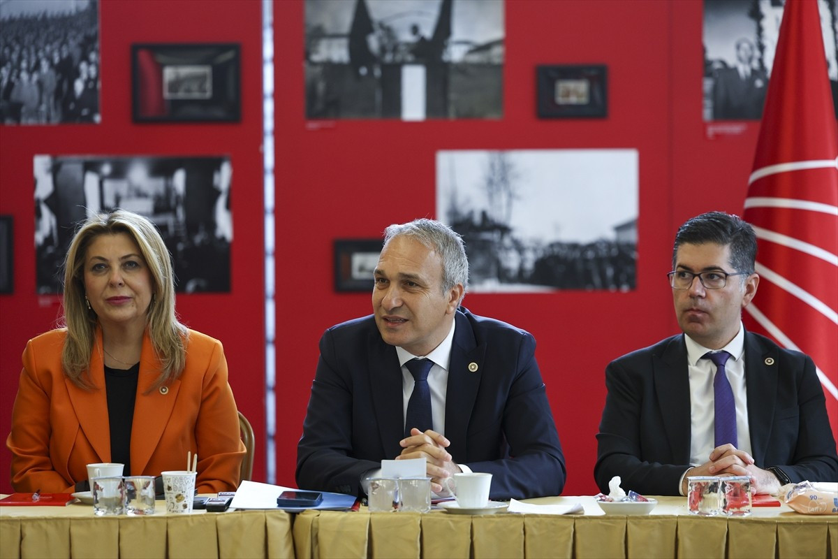 CHP Genel Başkan Yardımcısı Suat Özçağdaş, parti genel merkezinde düzenlediği basın toplantısında...