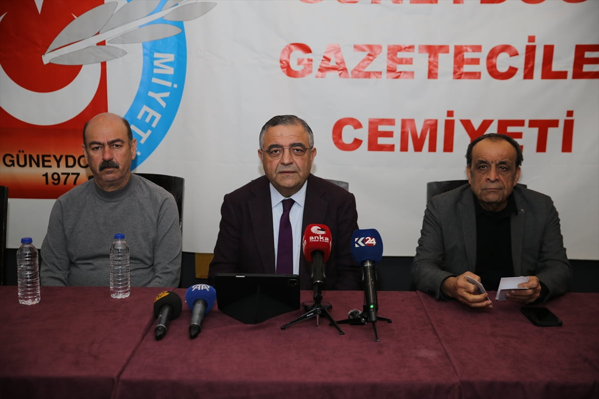 CHP Genel Başkan Yardımcısı ve Diyarbakır Milletvekili Mustafa Sezgin Tanrıkulu (ortada)...