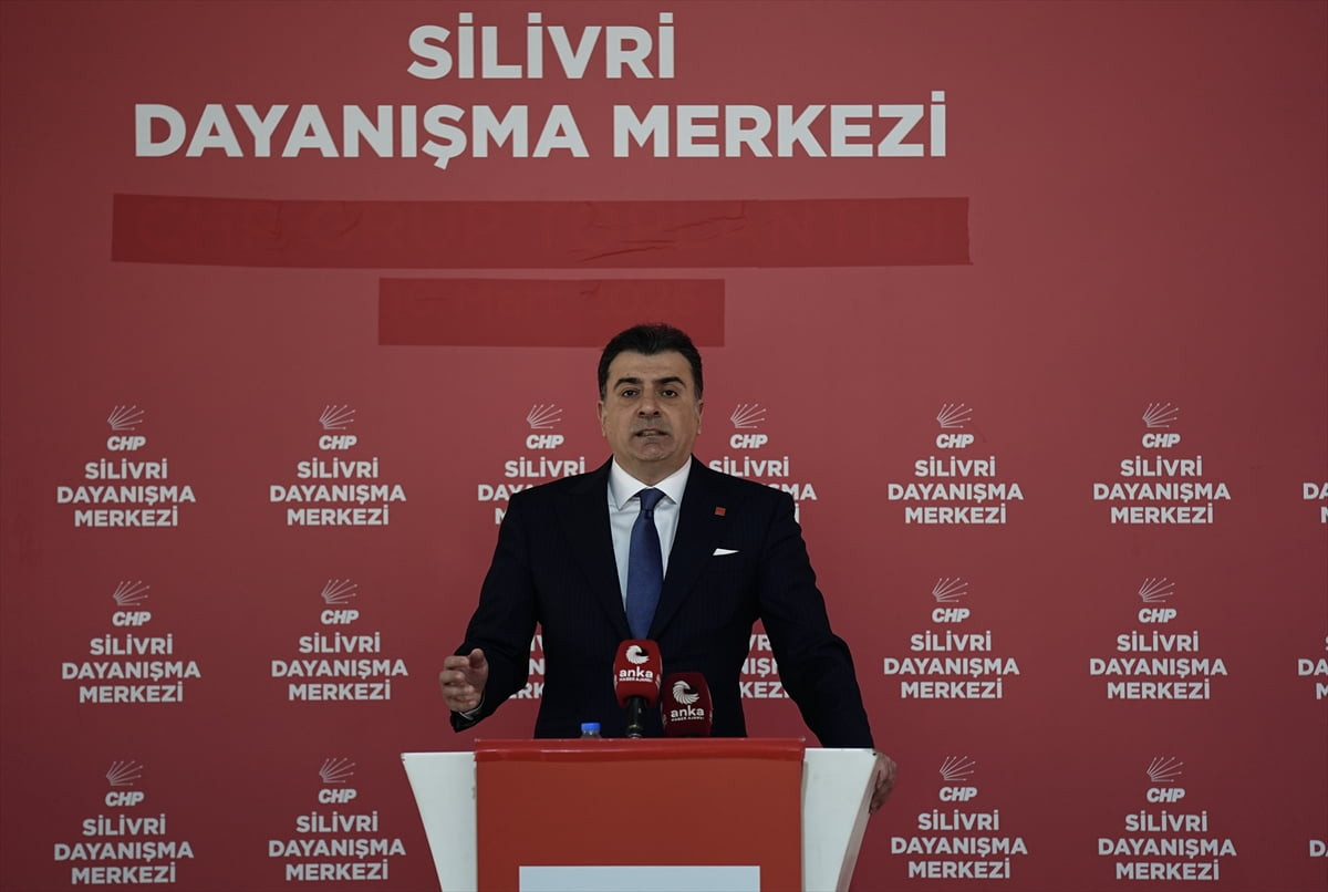 CHP Genel Başkan Yardımcısı ve Parti Sözcüsü Zeynel Emre, CHP Silivri Dayanışma Merkezi'nde...