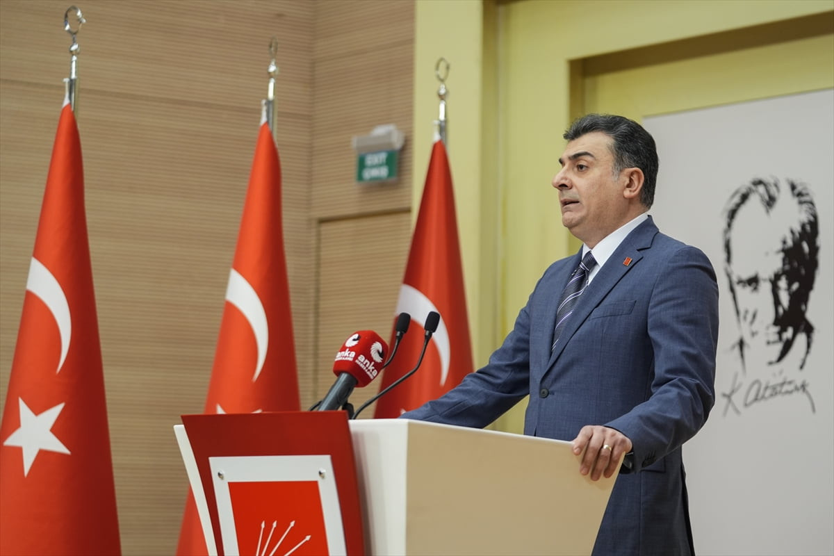 CHP Genel Başkan Yardımcısı ve Parti Sözcüsü Zeynel Emre, Parti genel merkezinde gerçekleşen...