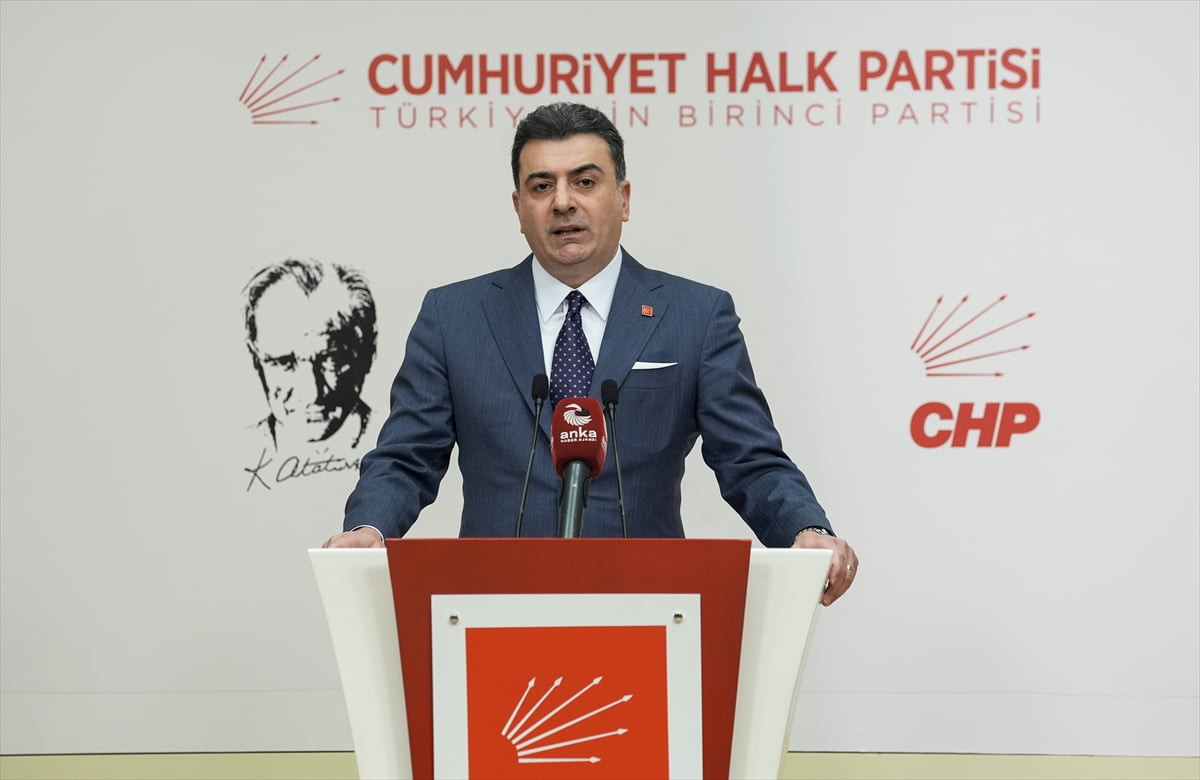 CHP Genel Başkan Yardımcısı ve Parti Sözcüsü Zeynel Emre, parti genel merkezinde MYK gündemine...