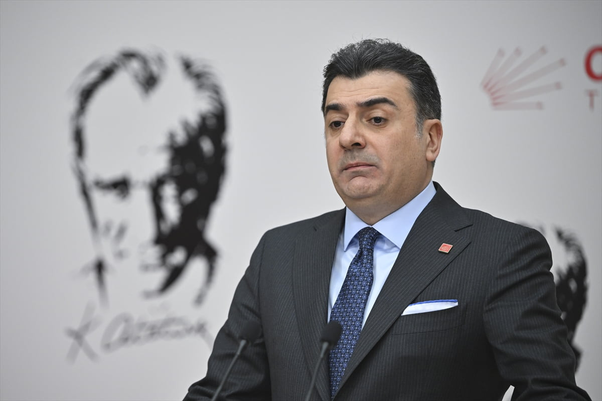 CHP Genel Başkan Yardımcısı ve Parti Sözcüsü Zeynel Emre, Parti genel merkezindeki toplantının...