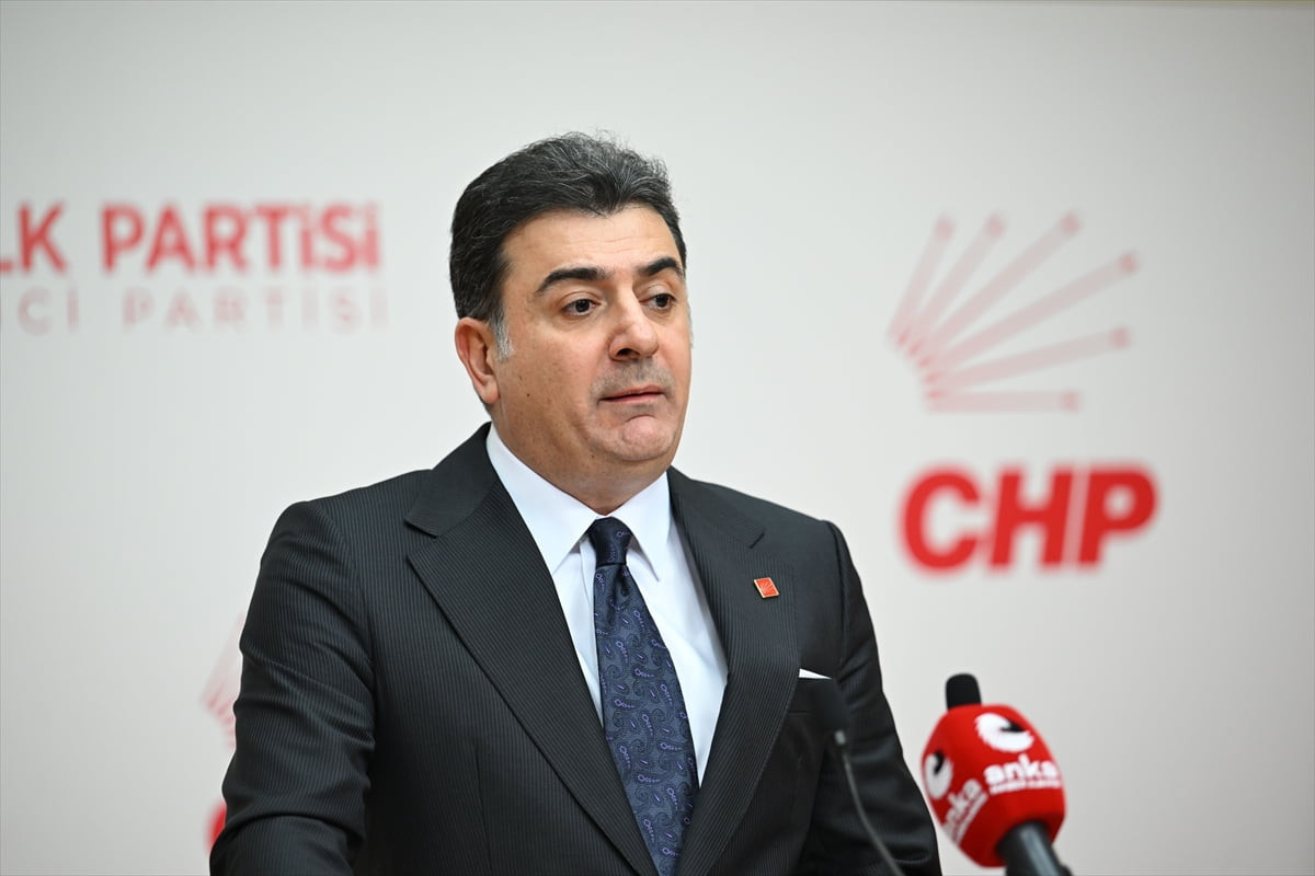 CHP Genel Başkan Yardımcısı ve Parti Sözcüsü Zeynel Emre, Parti genel merkezindeki toplantının...