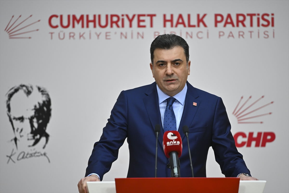 CHP Genel Başkan Yardımcısı ve Parti Sözcüsü Zeynel Emre, partisinin genel merkezinde basın...
