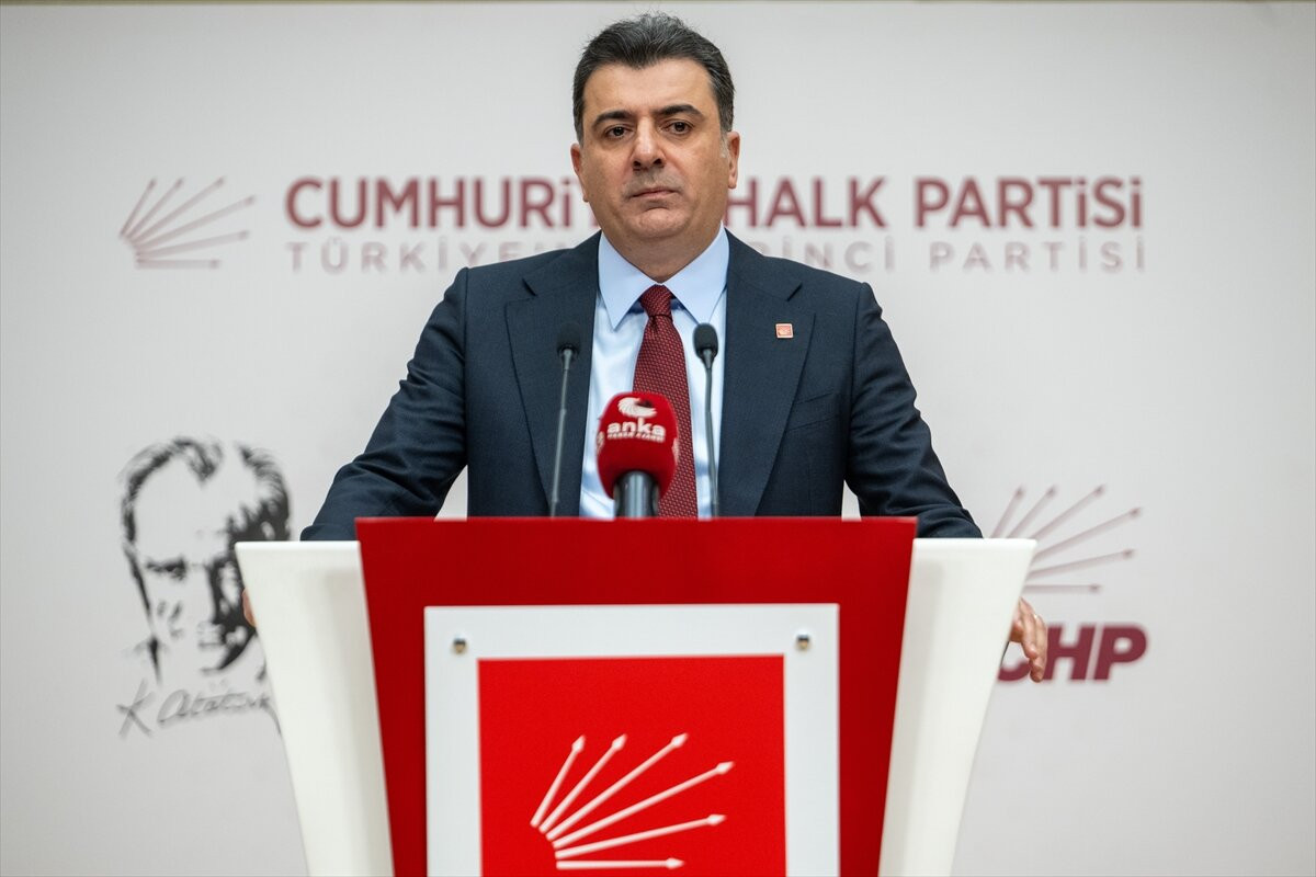 CHP Genel Başkan Yardımcısı ve Parti Sözcüsü Zeynel Emre, partisinin genel merkezinde basın...