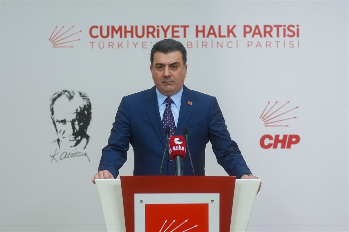 CHP Genel Başkan Yardımcısı ve Parti Sözcüsü Zeynel Emre, partisinin genel merkezinde düzenlediği...