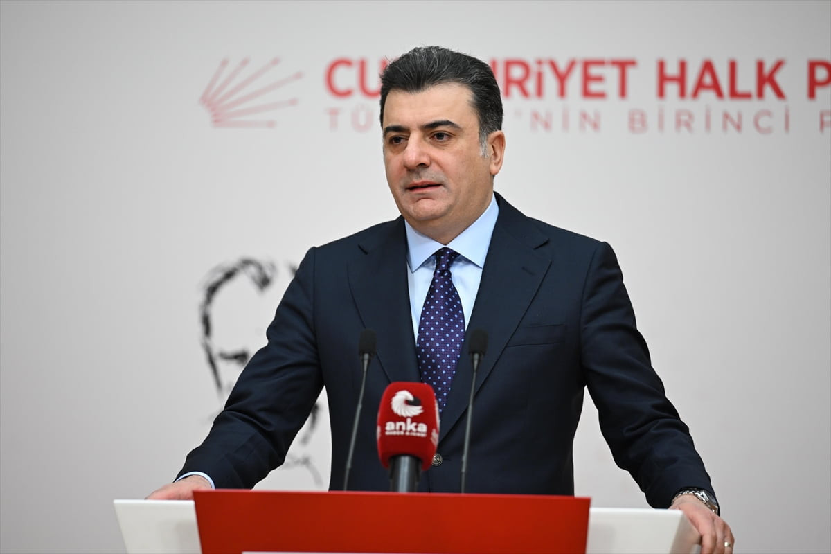 CHP Genel Başkan Yardımcısı ve Parti Sözcüsü Zeynel Emre,  partisinin genel merkezinde düzenlediği...